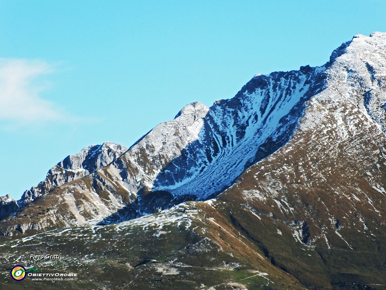 12 Rif. Capanna 2000 e cresta sud d'Arera.JPG